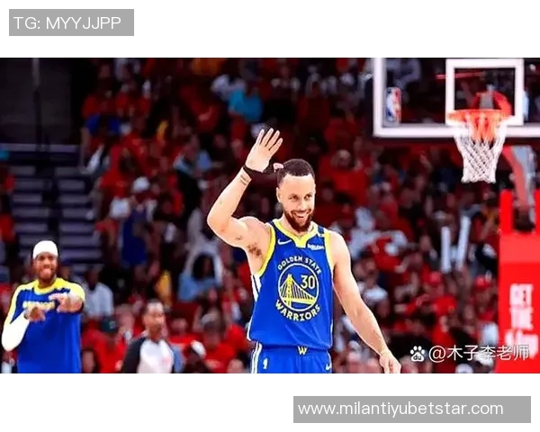 库里轻松发挥全场12投6中贡献14分5助攻巧妙吸引防守展现团队配合魅力